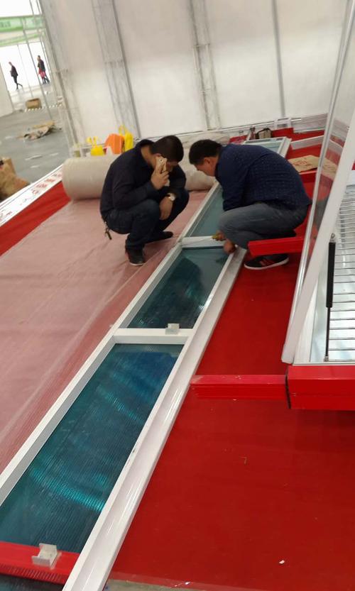 鋁材開(kāi)啟式帶頂棚報(bào)欄 兼具實(shí)用性與美感的公共設(shè)施